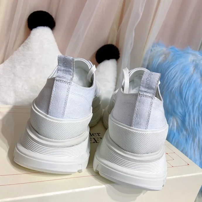 👟👟Ex-factory price 480👟👟Mc Queen McQueen’s new couple shoes! 2023ss spring model first release‼ ️‼ ️Young ladies who are fashion representatives must be in the forefront of fashion! The unique personality of the shoes adds full charm, and the shoes are super stylish. ⚠The uppers are made of customized original canvas. The color is warm and moist. 🔸The inner padding is made of imported goatskin. Full of flexibility! The round toe design allows the toes to be completely released🥰 Get rid of the original pressure of shoes! 🔸The outsole adopts the original molded vacuum outsole. The process of combining several layers of outsole is complicated. Super light and super comfortable! Super affordable ❤️ 🔸 🔸Size: 35-44 men’s and women’s sizes. The latest counter packaging low top